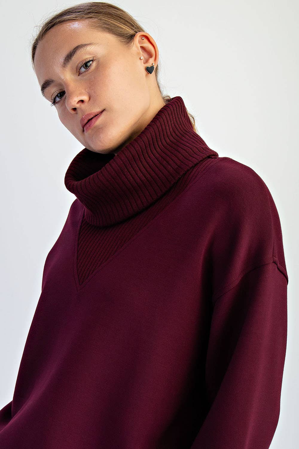 MODAL SCUBA LUXE V-TURTLENECK