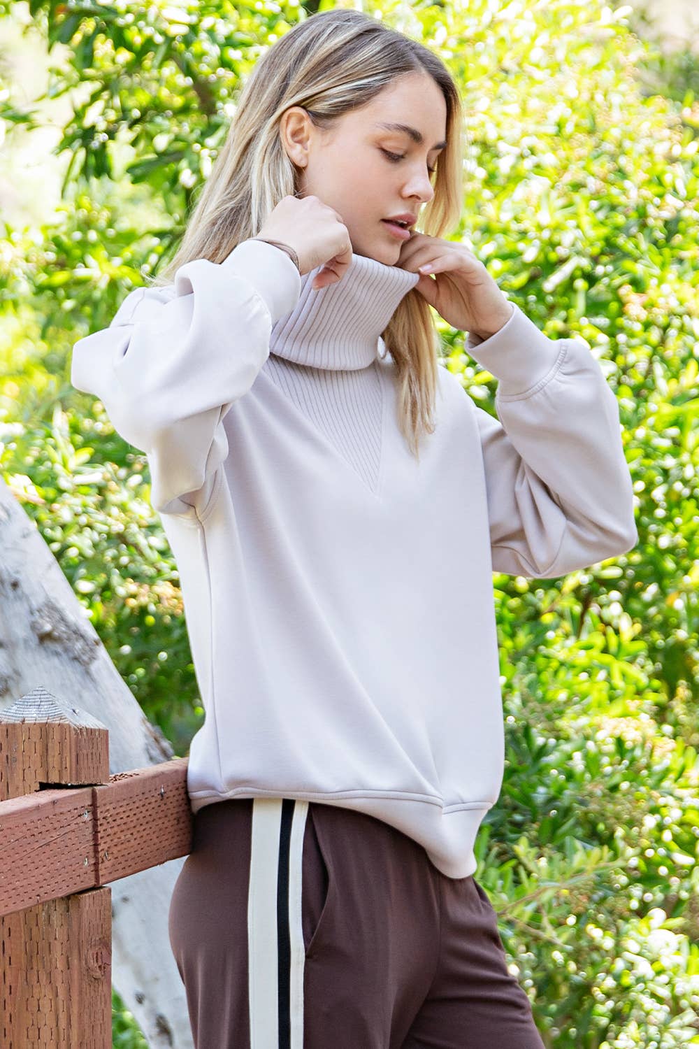 MODAL SCUBA LUXE V-TURTLENECK