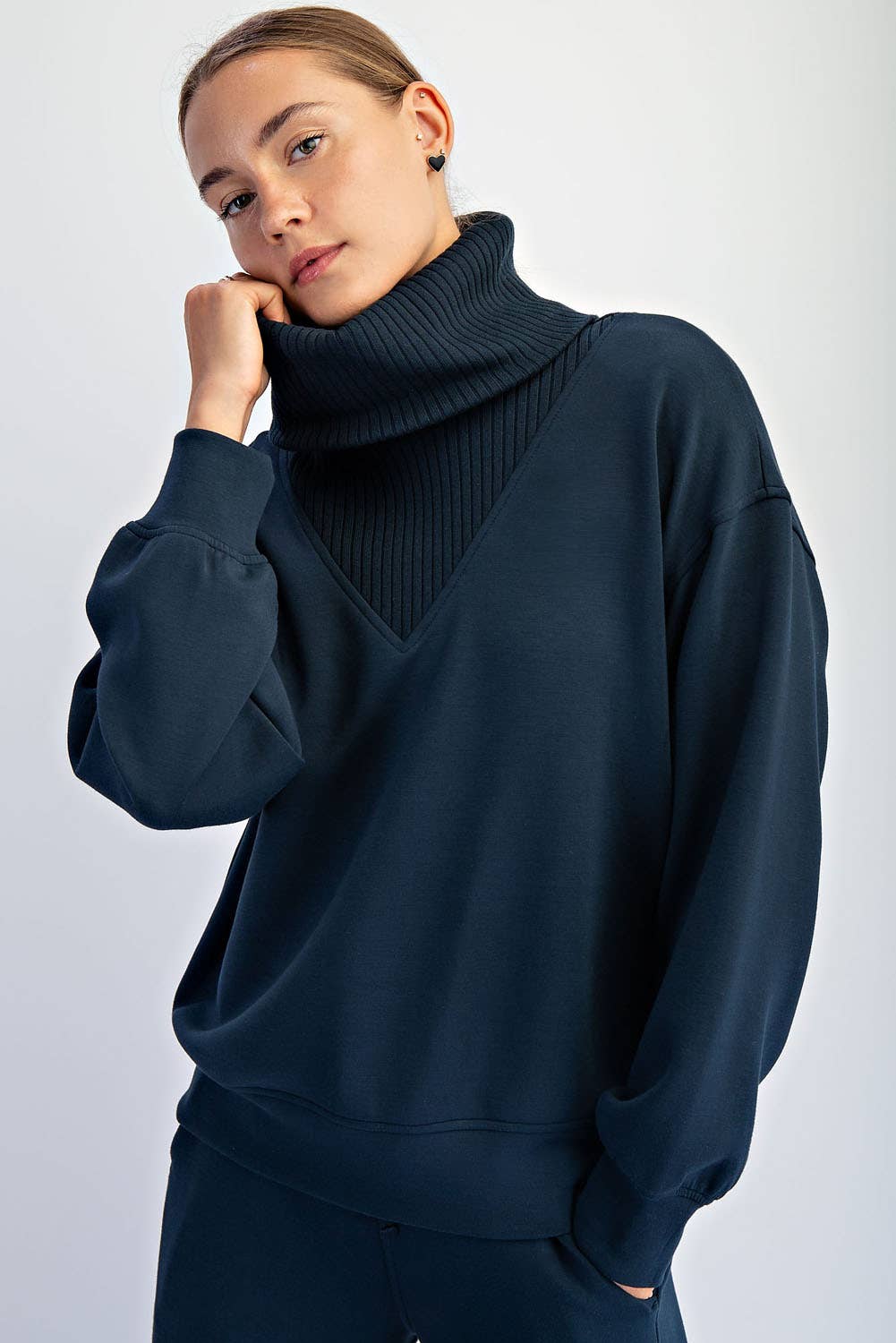 MODAL SCUBA LUXE V-TURTLENECK